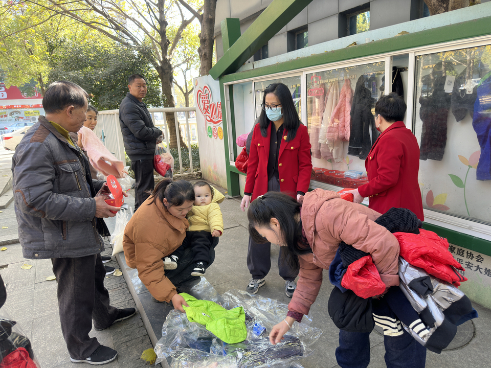 浙江湖州这面爱心墙连续8年免费送童装(图1)